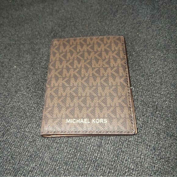 Michael Kors Brown Signature‎ Jet Set Travel Passport Wallet - Picture 1 of 3